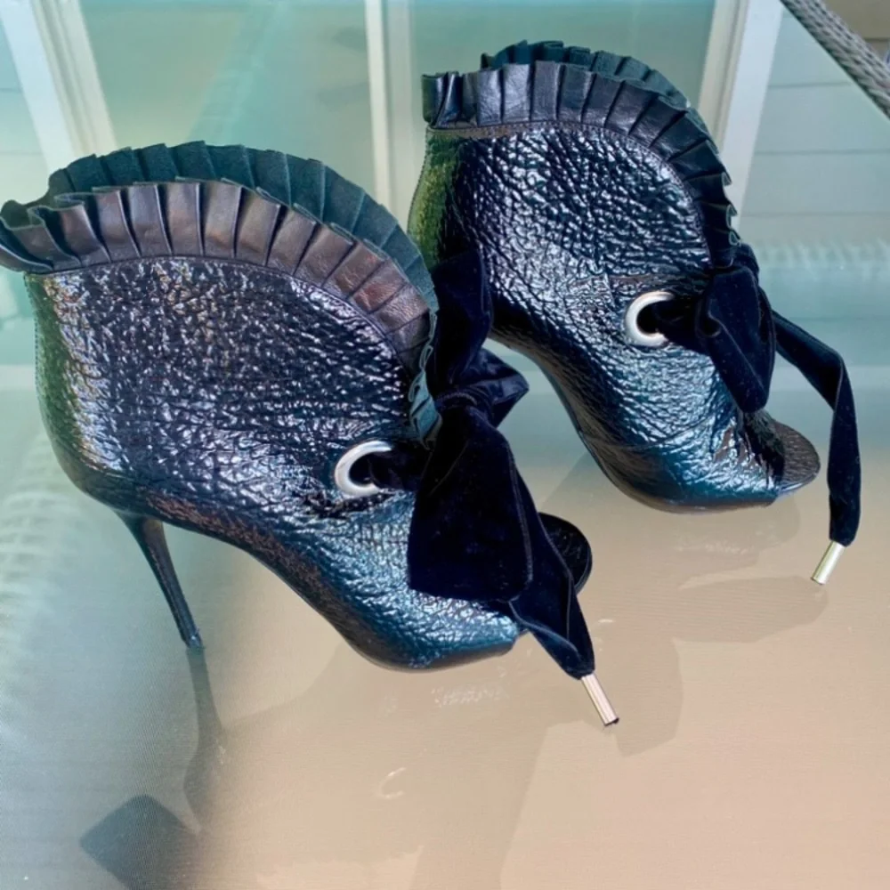 ♥️Alexander McQueen♥️ Black Textured Leather and Scalloped Leather trim Hi-Heels - Picture 5 of 13